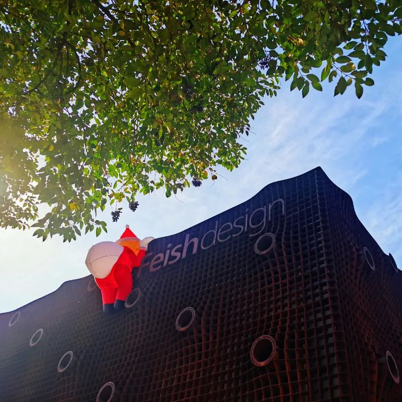 Surprise! Father Christmas Fish sent a mysterious gift to Feish Design!